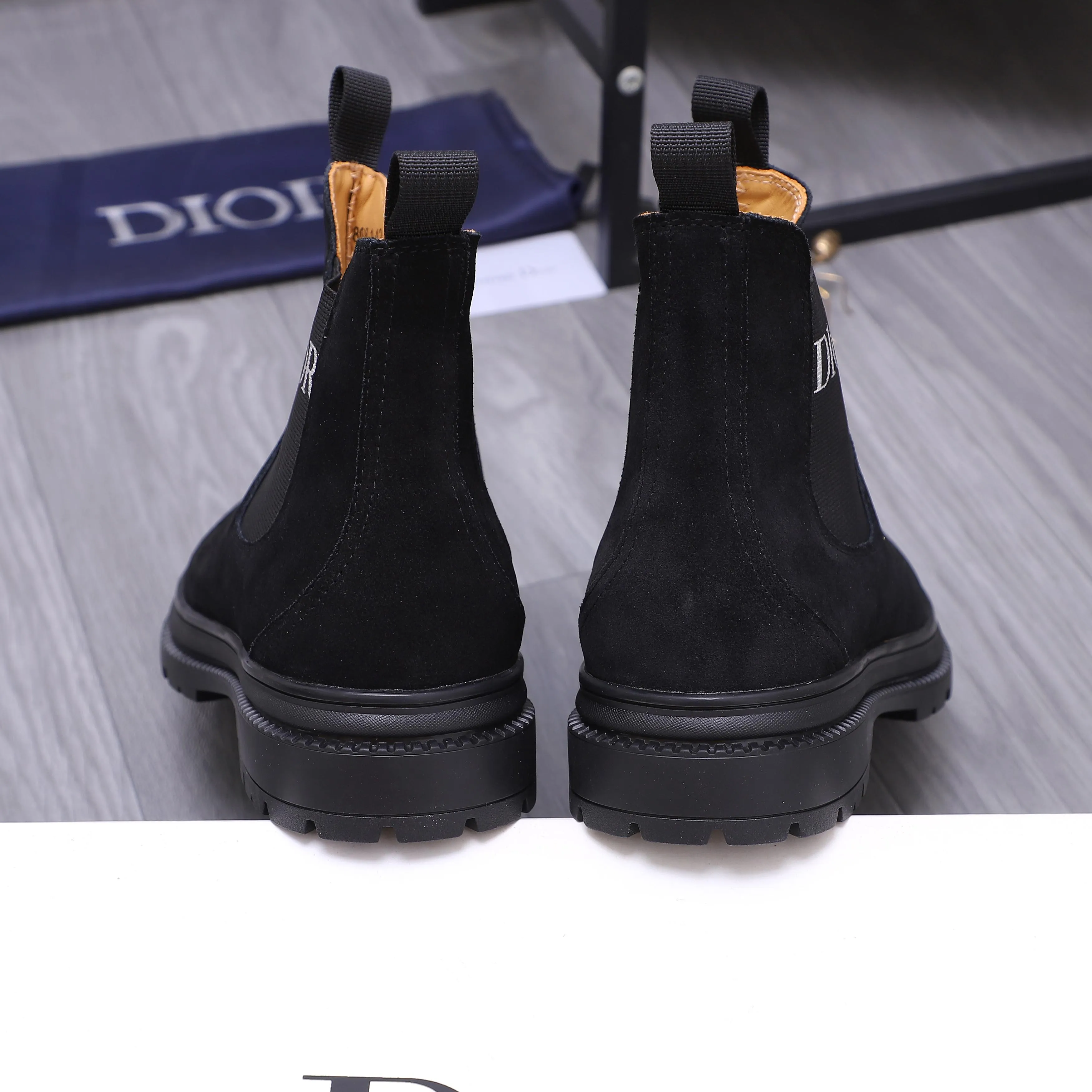 Men's shoes 💰500 Product trademark: Dior "Dior" high-top casual shoes Regular size: 38-45 (45 is custom-made and non-returnable) Product materials: Selected frosted cowhide upper, cowhide lining, rubber non-slip outsole